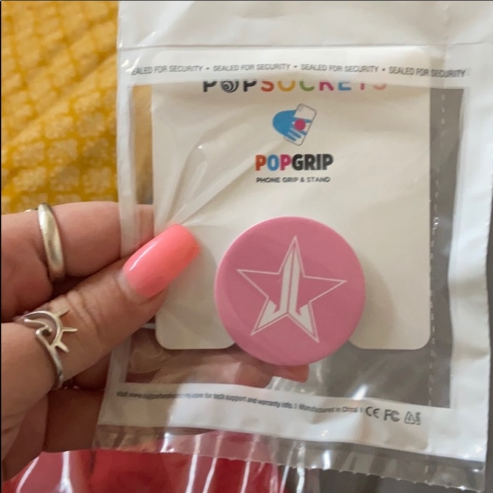 v day beanie AND pop-socket / Jeffree Star